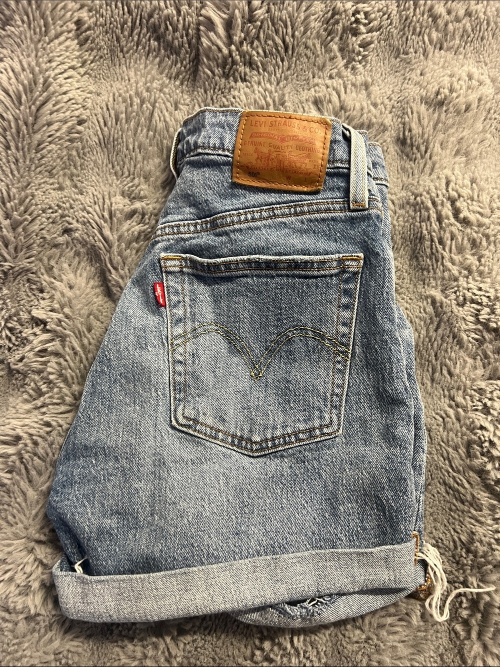 Levi's women’s Light Blue Denim Jeans with Leather Patch